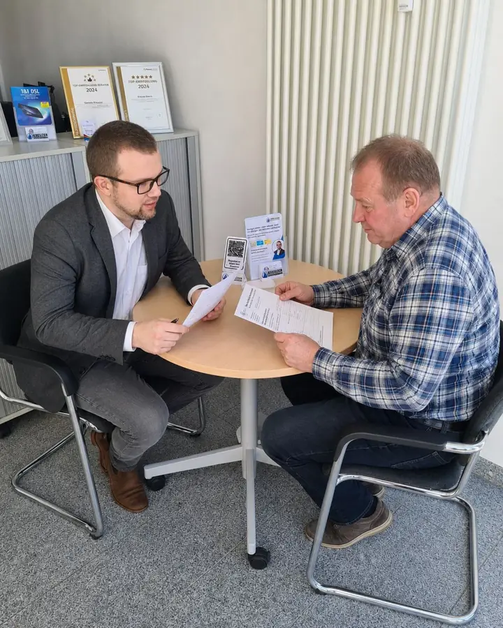 Beratungsgespräch am Tisch im Büro von Kreuzer Dienstleistungen in Hadamar