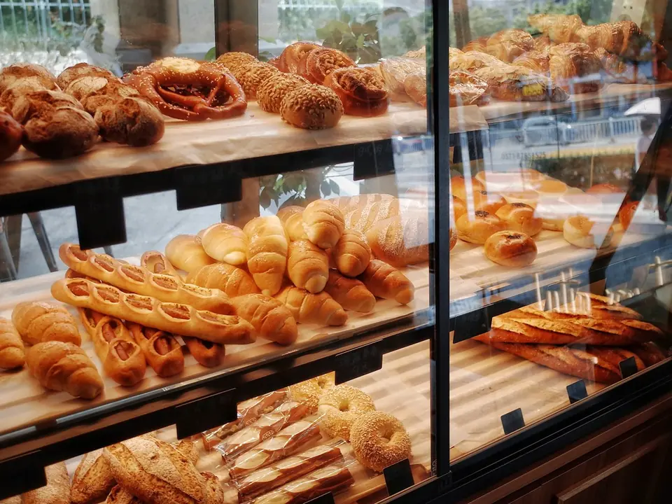 Theke einer Bäckerei mit frischen Backwaren