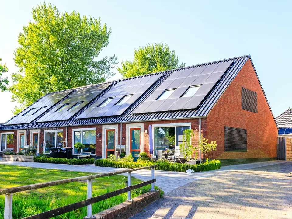 Reihenhäuser mit Photovoltaik auf dem Dach
